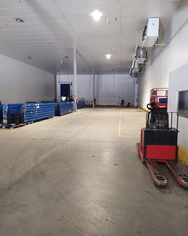 Câmara fria industrial montada pela Set Point, com estrutura de armazenagem e evaporadores instalados